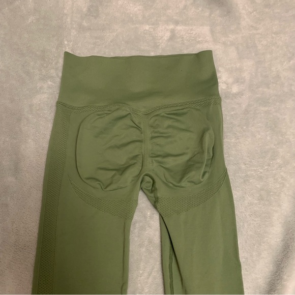 Size small scrunch butt leggings - Picture 5 of 5